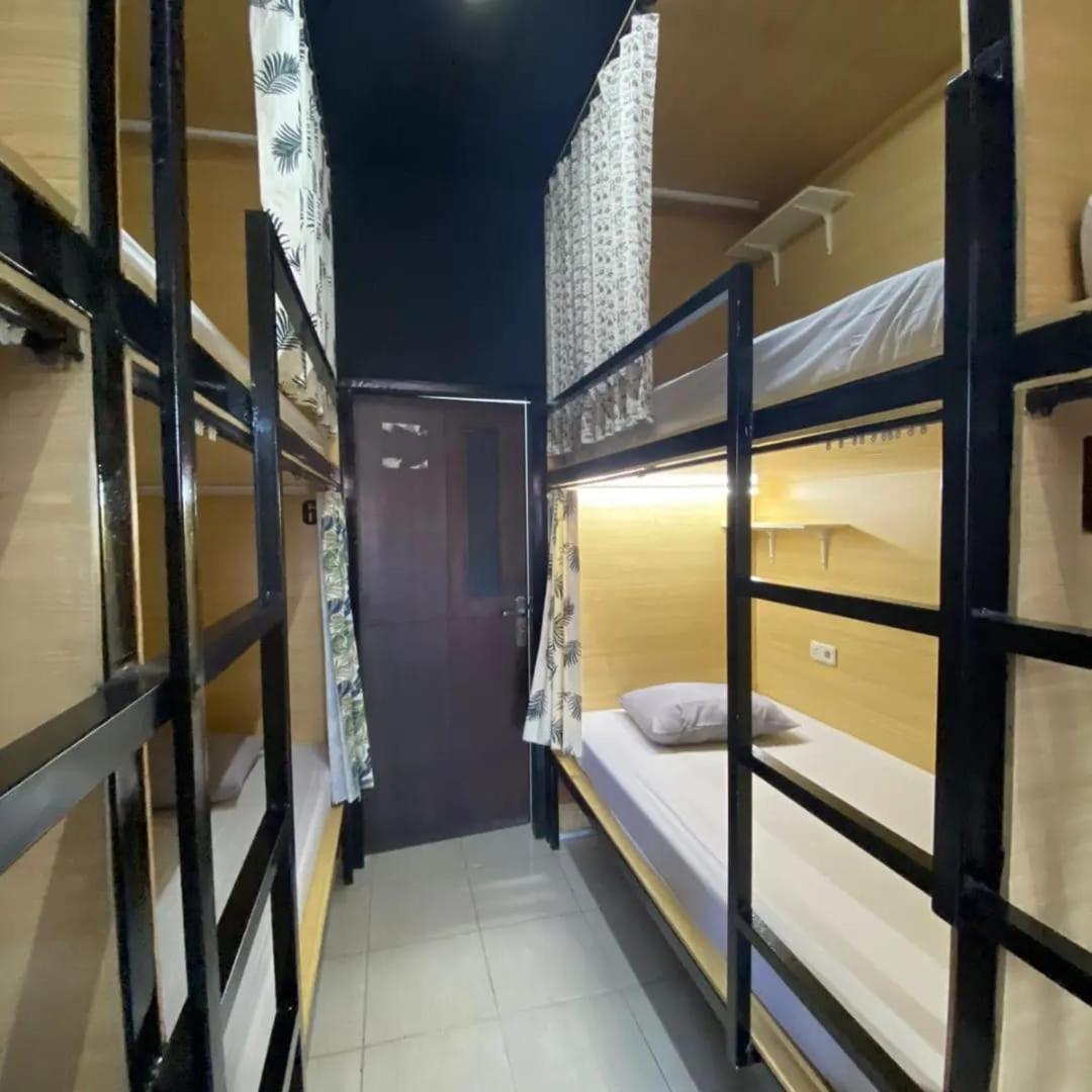 Innbox Hostel Sorong Exteriör bild