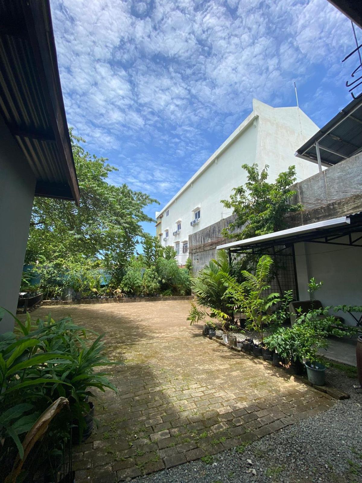 Innbox Hostel Sorong Exteriör bild
