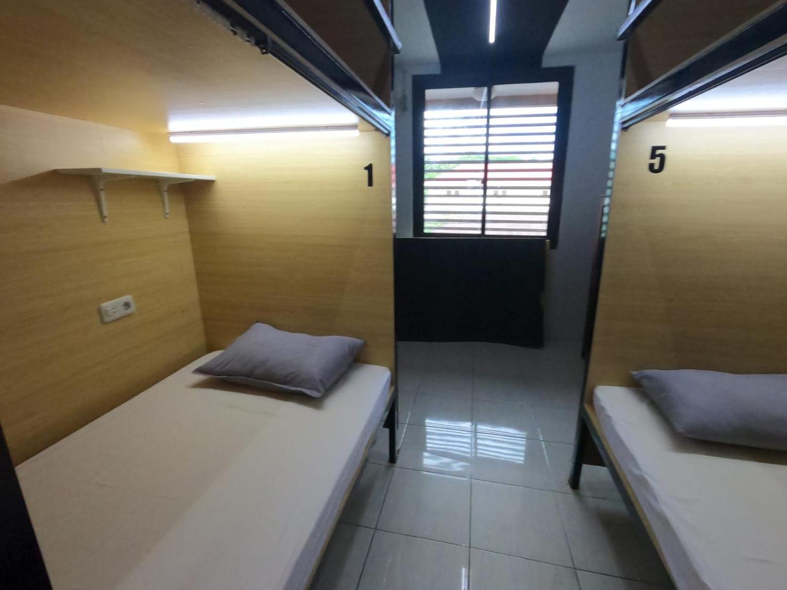 Innbox Hostel Sorong Exteriör bild