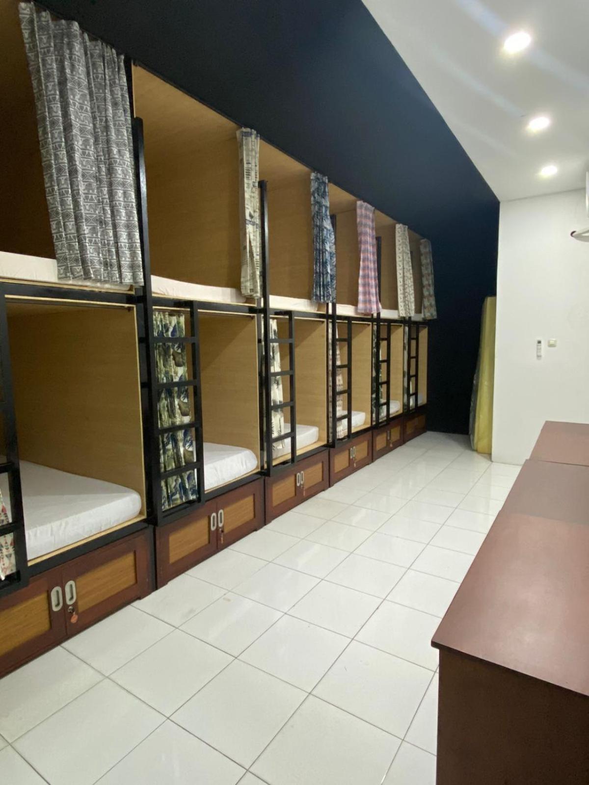 Innbox Hostel Sorong Exteriör bild